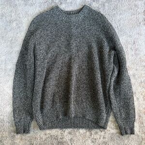 Uniqlo Gray Crewneck Sweater